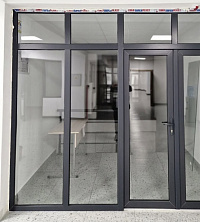 Остеклили коридор в офисном здании фото 2