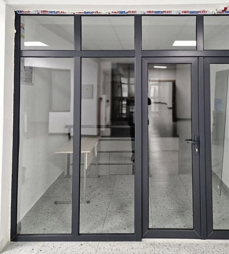 Остеклили коридор в офисном здании фото 2