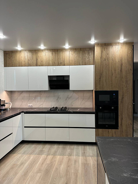 Угловая кухня «Эстетик Сиенна» с белым корпусом и встраиваемой техникой фото 1