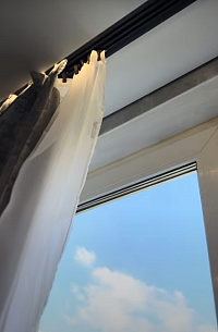 Парящий натяжной потолок на чёрном профиле фото 3