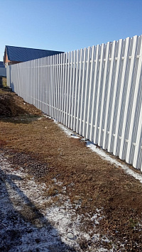 Установили забор из металлического штакетника в шахматном порядке с полимерным покрытием высотой - 2 м фото 1