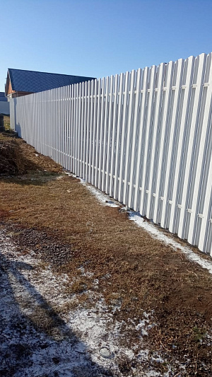 Установили забор из металлического штакетника в шахматном порядке с полимерным покрытием высотой - 2 м фото 1