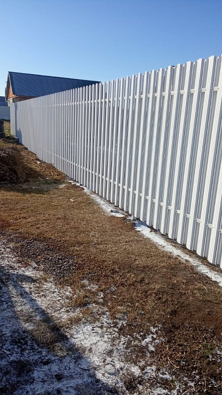 Установили забор из металлического штакетника в шахматном порядке с полимерным покрытием высотой - 2 м фото 1
