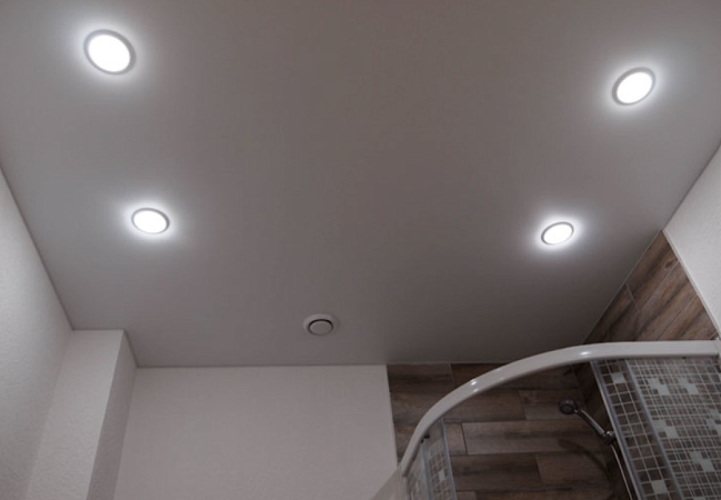 Установили потолок с матовой фактурой бренда MSD в ванной - 4,5 м2 фото 3