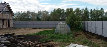 Забор из одностороннего профнастила по периметру участка на столбах, выполненных методом бутования фото