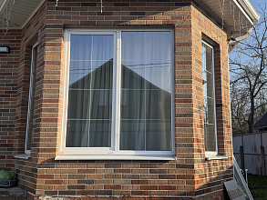 Остекление коттеджа пластиковыми окна Rehau со шпросами фото 1