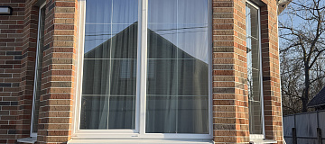 Остекление коттеджа пластиковыми окна Rehau со шпросами фото