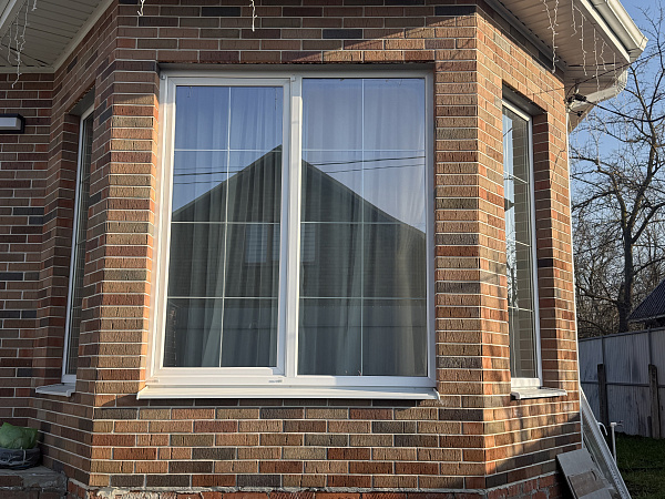 Остекление коттеджа пластиковыми окна Rehau со шпросами фото 1