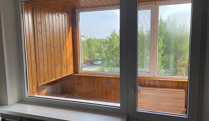 Остеклили балконный блок ПВХ окнами на базе профиля VEKA фото