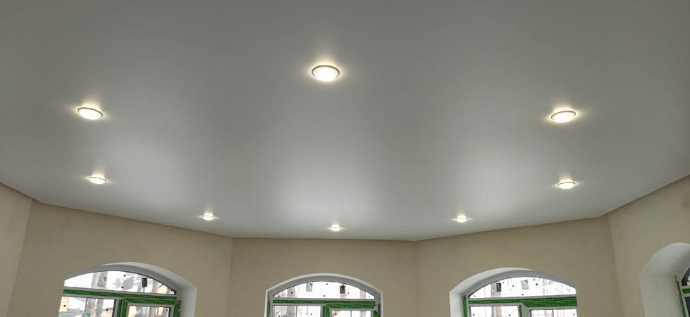 Двухуровневый потолок белого цвета в холле фото 1