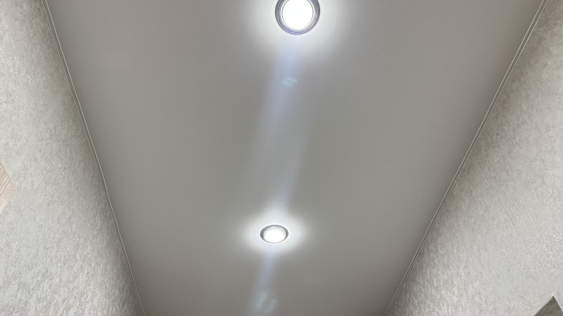 Белый натяжной потолок из сатина с мягким рассеиванием света фото 1