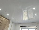 Завершили монтаж белого глянцевого потолка с точечными светильниками