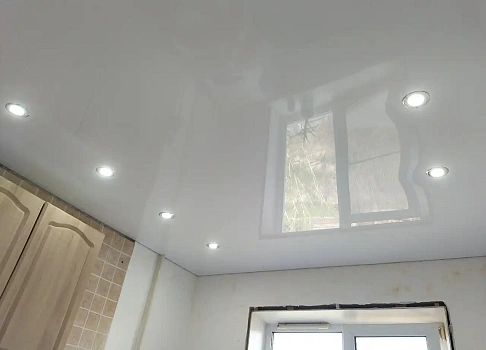 Завершили монтаж белого глянцевого потолка с точечными светильниками фото