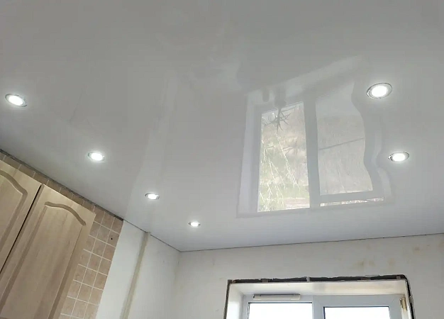 Завершили монтаж белого глянцевого потолка с точечными светильниками фото 1