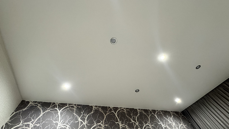 Сделали монтаж матового потолка в спальне фото 2