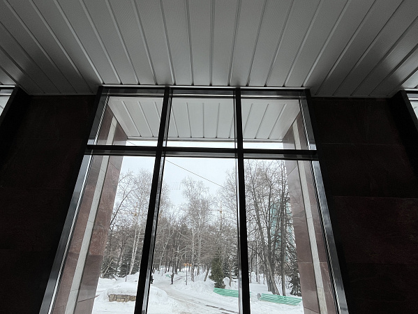 Остекление входной группы школы фото 3