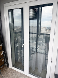 Пластиковые окна-двери высокого качества с белой структурой фото 1