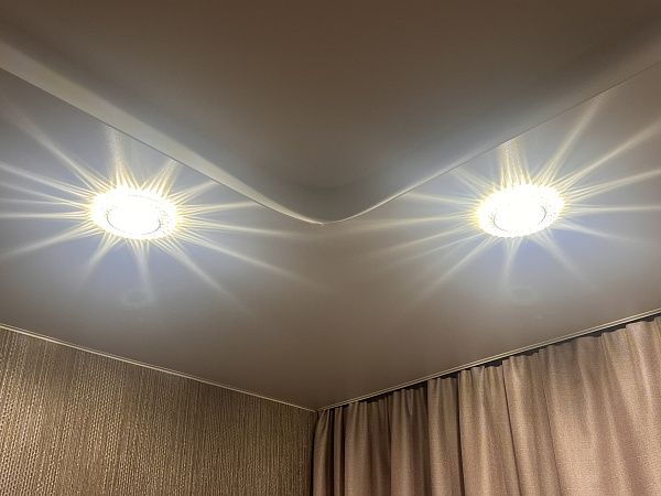 Натянули двухуровневый потолок в гостиной и спальне фото 2