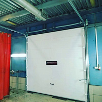 Установили промышленные ворота на автомойку фото 2