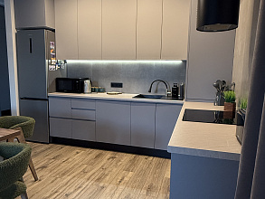 Г-образная кухня со встраиваемой техникой фото 5