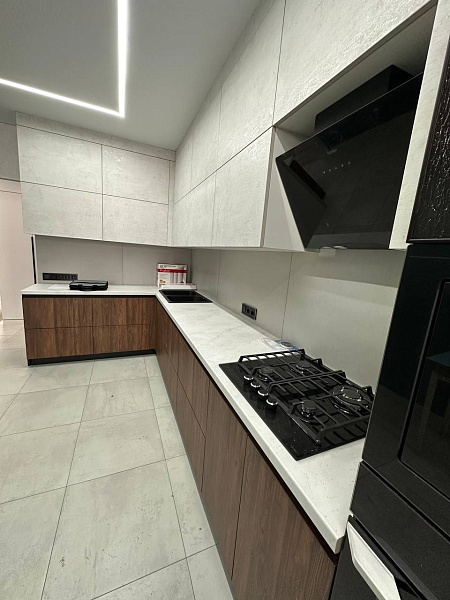 Белая угловая кухня EGGER в белом цвете с комбинированным фасадом фото 4