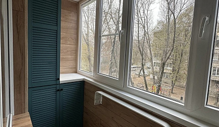 Установили пластиковые окна на балкон с теплым остеклением фото