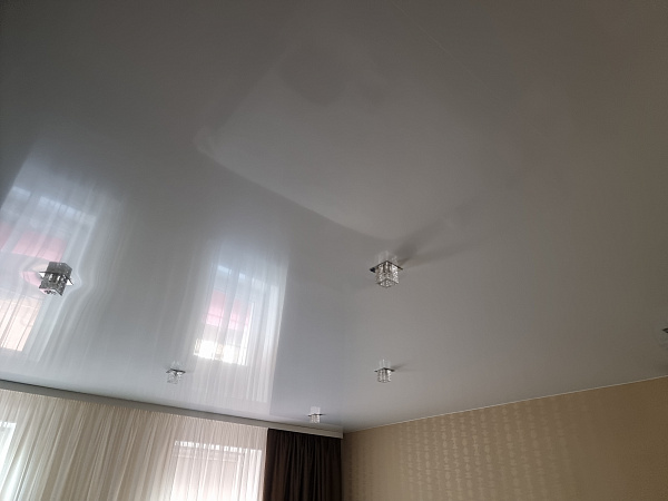Глянцевый натяжной потолок в большой спальне фото 3
