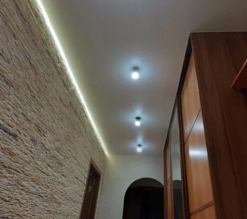 Установили матовый натяжной потолок в коридор площадью 6,24 м2 фото 1