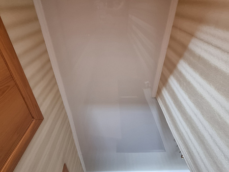 Натяжной потолок с глянцевым полотном Pongs фото