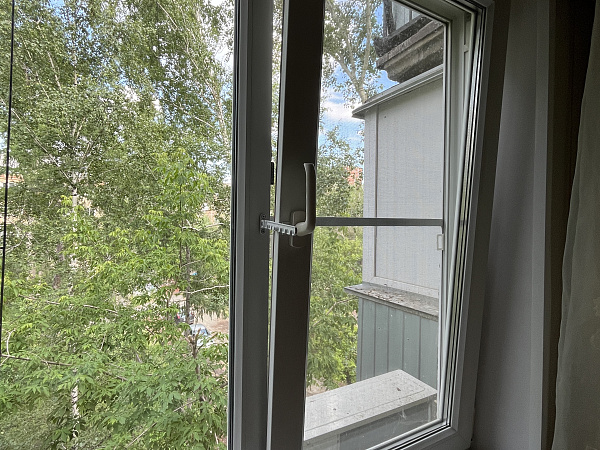 Замена двухстворчатого пластикового окна в квартире фото 2