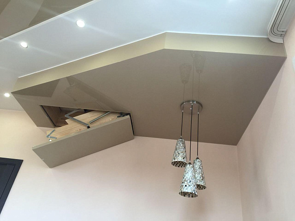 2-уровневый натяжной потолок в гостинной 28 кв.м, глянец фото 3