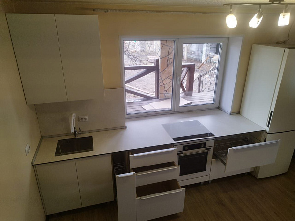 Прямая белая кухня в частный дом с установкой и комплектацией техникой под ключ фото 10