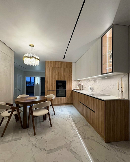 Пятиметровая кухня со шпонированными фасадами и рифлеными панелями фото 4