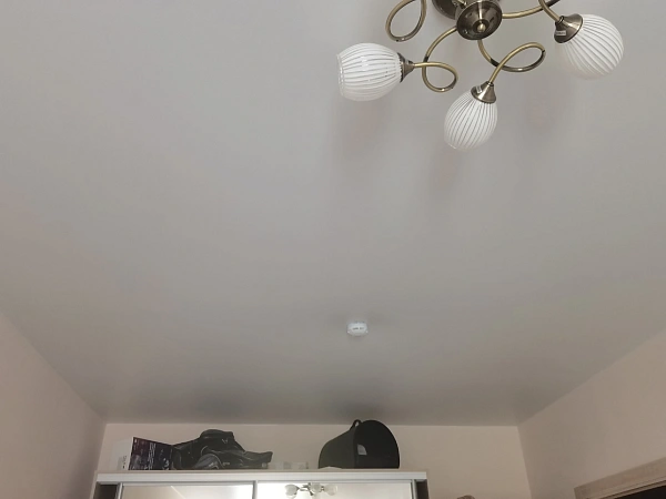 Выполнили заказ на потолок DESCOR в однокомнатной квартире фото 1