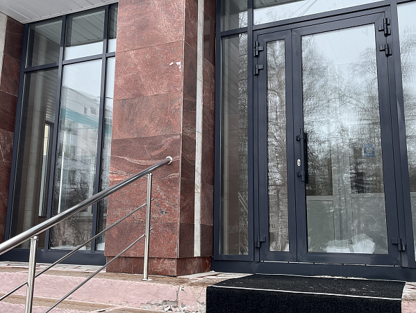 Остекление входной группы школы фото 7