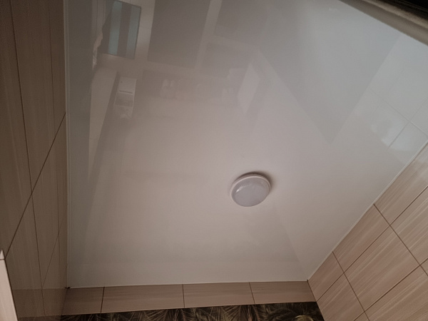 Глянцевый потолок в ванной комнате фото 3