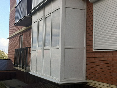 Выполнили остекление «от плиты до плиты» на балконе многоквартирного дома фото