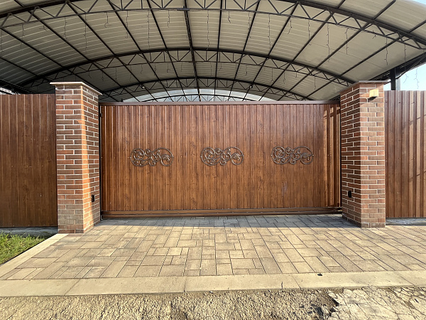 Автоматические откатные ворота с заполнением профлистом фото 1