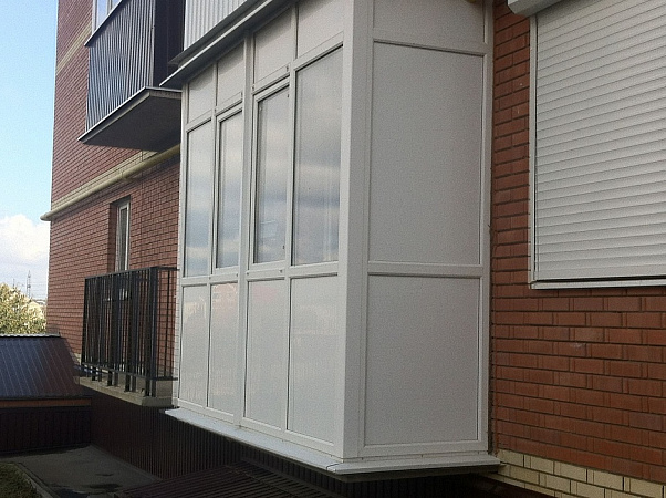 Выполнили остекление «от плиты до плиты» на балконе многоквартирного дома фото 1