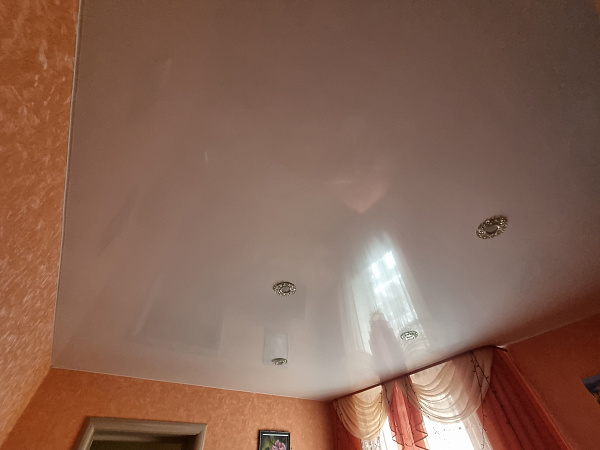 Повесили глянцевые потолки во всех комнатах в частном доме фото 9