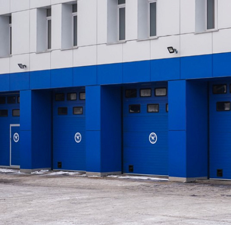 Смонтировали промышленные секционные ворота для автосервиса на базе решений DoorHan фото 2