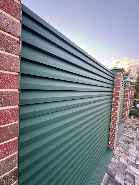 Забор Alutech в стиле «жалюзи» с калиткой и электромагнитным замком фото 3