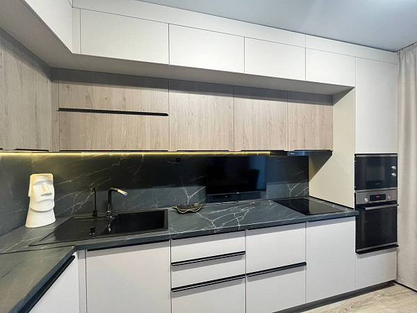 Белый гарнитур «Софт-Венге» со встраиваемой техникой и утопленной зоной готовки фото 1