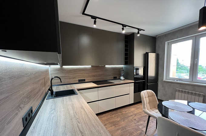 Кухня с комбинированными фасадами в трендовых цветах фото 2