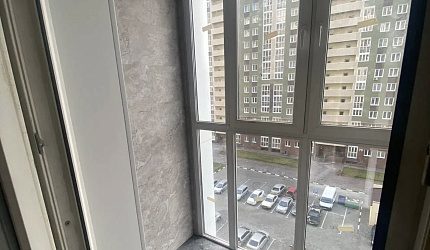 Остекление балкона ПВХ окнами и комплексная отделка фото