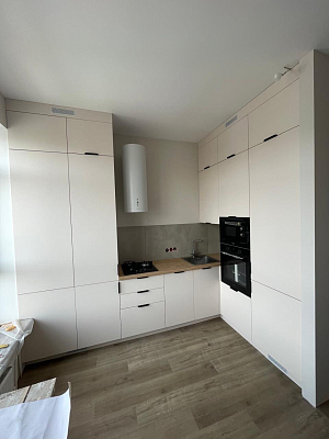 Белая Г-образная кухня в студию фото 3