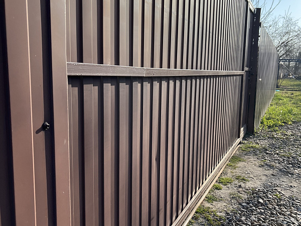 Откатные ворота коричневого цвета с автоматическим приводом фото 2