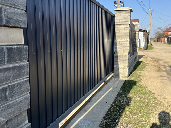 Откатные ворота с отдельностоящей калиткой фото 2