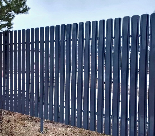 Установили забор из металлического штакетника, однорядная зашивка фото 2