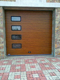 Секционные гаражные ворота под дерево со встроенной калиткой фото 2